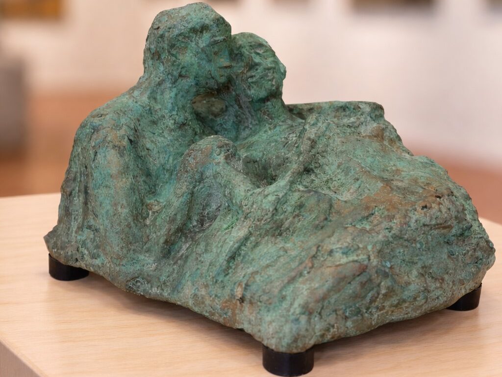 commercial-plumbing escultura de bronce en galería de arte