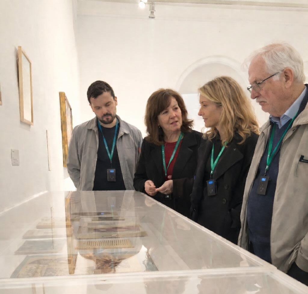 Home observando en el museo