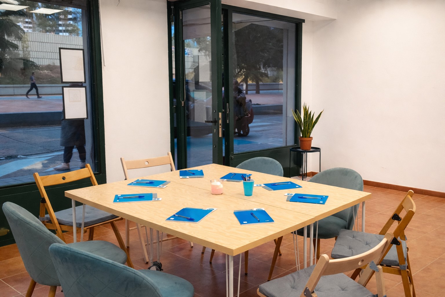 sala comunitaria iluminada en la tarde